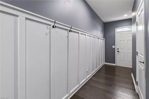 Entry Way - 604 Schaefer Ave, Chesapeake, VA 23321 photo 2 of 7