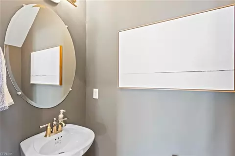 Bath - 2009 Barton Ln, Chesapeake, VA 23322 photo 1 of 2