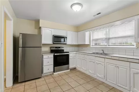 Kitchen - 1870 Olde Buckingham Rd, Hampton, VA 23669 photo 1 of 3