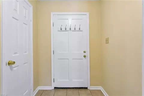 Entry Way - 1870 Olde Buckingham Rd, Hampton, VA 23669 photo 2 of 2