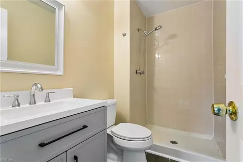 Bath - 1870 Olde Buckingham Rd, Hampton, VA 23669 photo 2 of 3