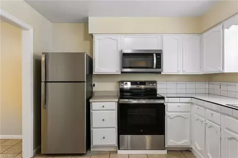 Kitchen - 1870 Olde Buckingham Rd, Hampton, VA 23669 photo 2 of 3