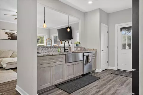 Entry Way - 1108 Shell Rd, Chesapeake, VA 23323 photo 6 of 10