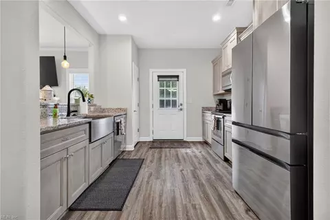 Entry Way - 1108 Shell Rd, Chesapeake, VA 23323 photo 5 of 10