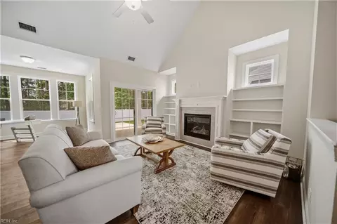 Living - 4607 Longleaf Pl, Chesapeake, VA 23321 photo 2 of 4