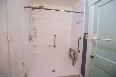 Bath - 1009 E Leicester Ave, Norfolk, VA 23503 photo 3 of 3