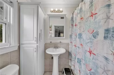 Bath - 409 Shoreline Dr, Hampton, VA 23669 photo 3 of 3