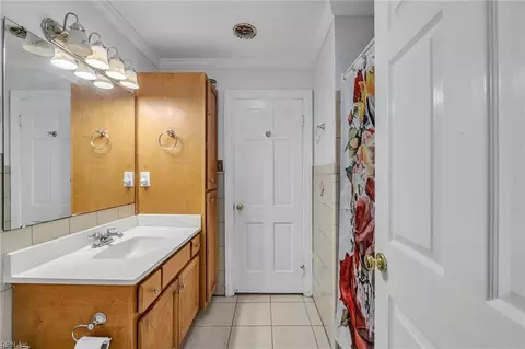 Bath - 409 Shoreline Dr, Hampton, VA 23669 photo 1 of 3