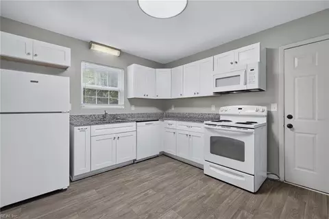Kitchen - 322 S Curry St, Hampton, VA 23663 photo 2 of 2