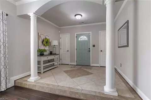 Entry Way - 7530 Villa Ct, Gloucester Point, VA 23062 photo 2 of 6