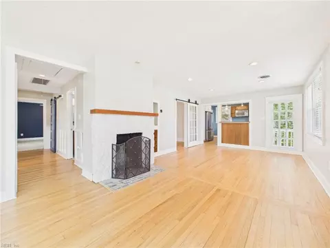 Living - 125 Eggleston Ave, Hampton, VA 23669 photo 2 of 7