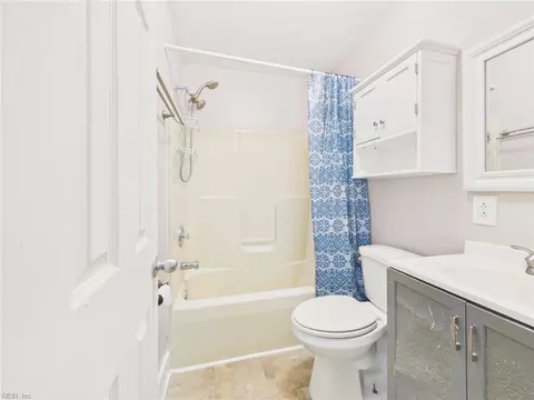 Bath - 125 Eggleston Ave, Hampton, VA 23669 photo 5 of 5