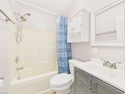 Bath - 125 Eggleston Ave, Hampton, VA 23669 photo 4 of 5
