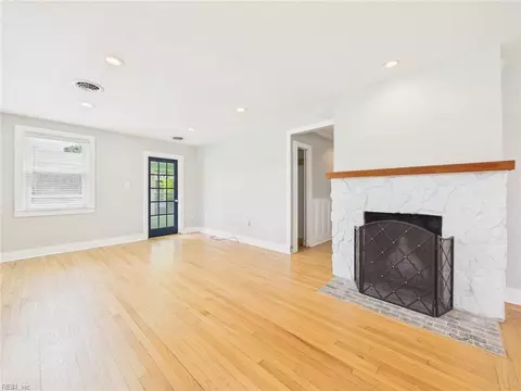 Living - 125 Eggleston Ave, Hampton, VA 23669 photo 3 of 7