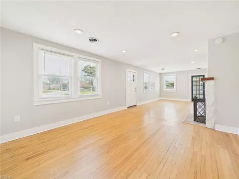 Living - 125 Eggleston Ave, Hampton, VA 23669 photo 6 of 7