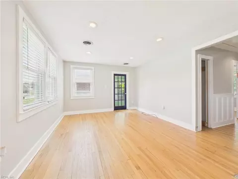 Living - 125 Eggleston Ave, Hampton, VA 23669 photo 4 of 7