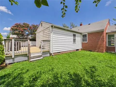 Exterior - 125 Eggleston Ave, Hampton, VA 23669 photo 9 of 13