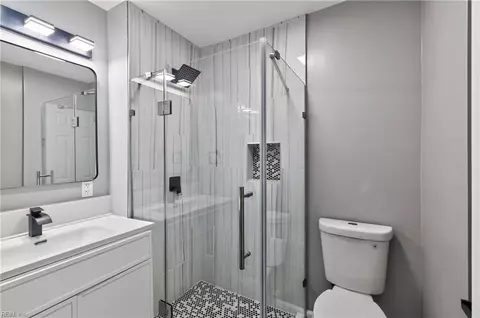 Bath - 825 Weymouth Ter, Hampton, VA 23666 photo 4 of 5