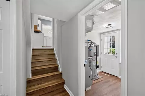 Entry Way - 825 Weymouth Ter, Hampton, VA 23666 photo 1 of 2