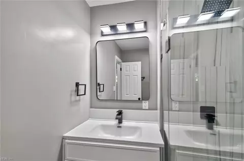 Bath - 825 Weymouth Ter, Hampton, VA 23666 photo 5 of 5