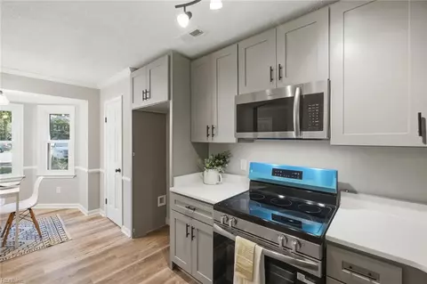 Kitchen - 25 Corwin Cir, Hampton, VA 23666 photo 2 of 2
