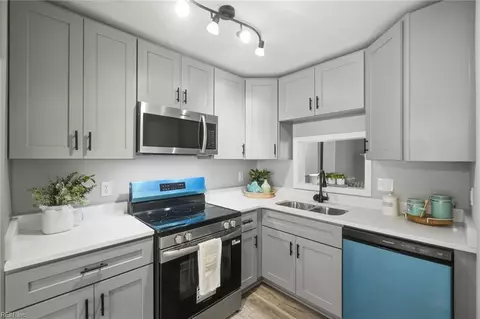 Kitchen - 25 Corwin Cir, Hampton, VA 23666 photo 1 of 2