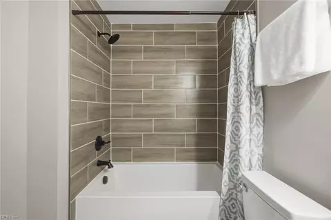 Bath - 25 Corwin Cir, Hampton, VA 23666 photo 2 of 2