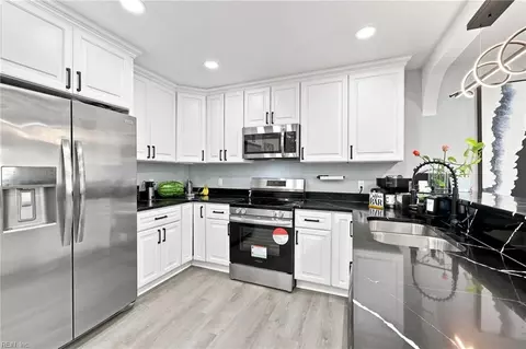 Kitchen - 147 Armstrong Dr, Hampton, VA 23666 photo 2 of 4
