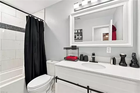 Bath - 147 Armstrong Dr, Hampton, VA 23666 photo 6 of 7