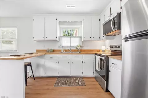 Kitchen - 38 Rendon Dr, Hampton, VA 23666 photo 6 of 6