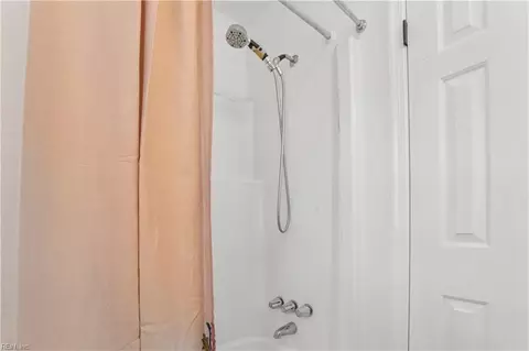 Bath - 38 Rendon Dr, Hampton, VA 23666 photo 3 of 3