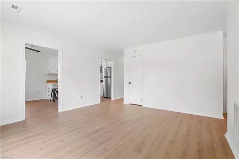 Living - 38 Rendon Dr, Hampton, VA 23666 photo 2 of 3