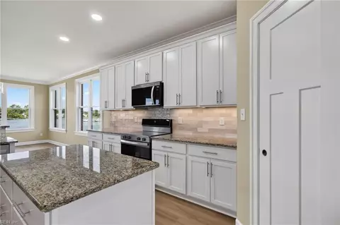 Kitchen - 24 Brough Ln, Hampton, VA 23669 photo 3 of 5