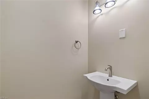 Bath - 24 Brough Ln, Hampton, VA 23669 photo 3 of 5