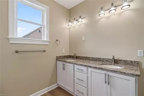Bath - 24 Brough Ln, Hampton, VA 23669 photo 5 of 5