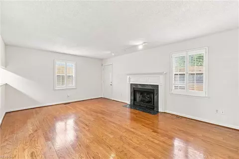 Living - 1 Loquat Pl, Hampton, VA 23666 photo 2 of 5