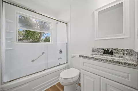 Bath - 1830 Beall Dr, Hampton, VA 23663 photo 3 of 4