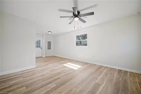 Living - 1830 Beall Dr, Hampton, VA 23663 photo 2 of 3