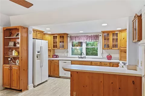 Kitchen - 34079 Seaside Rd, Painter, VA 23420 photo 1 of 3