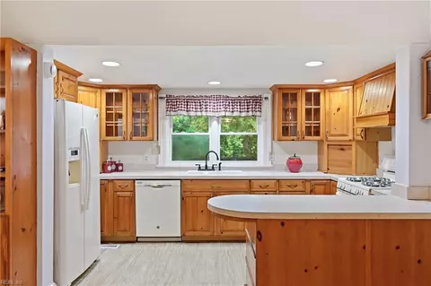 Kitchen - 34079 Seaside Rd, Painter, VA 23420 photo 2 of 3