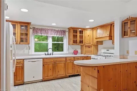 Kitchen - 34079 Seaside Rd, Painter, VA 23420 photo 3 of 3