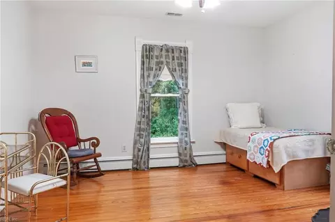 Bedroom - 34079 Seaside Rd, Painter, VA 23420 photo 6 of 7