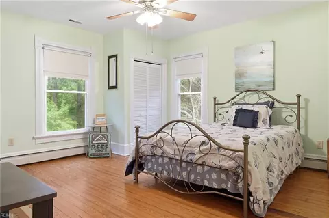 Bedroom - 34079 Seaside Rd, Painter, VA 23420 photo 3 of 7