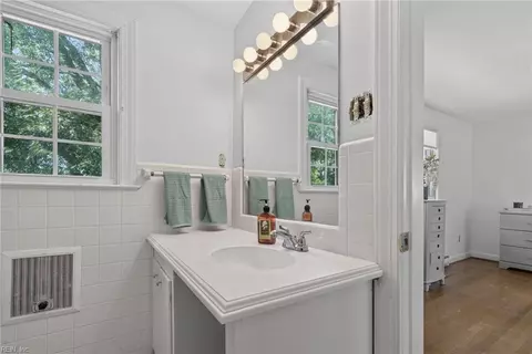 Bath - 341 Wrexham Ct, Hampton, VA 23669 photo 4 of 5