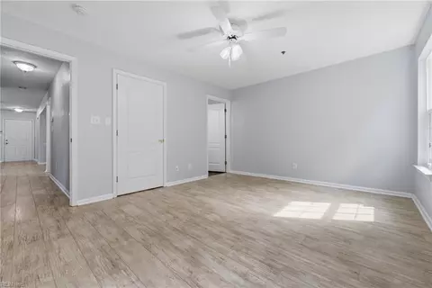 Living - 2204 Lesner Cres #101, Virginia Beach, VA 23451 photo 6 of 7