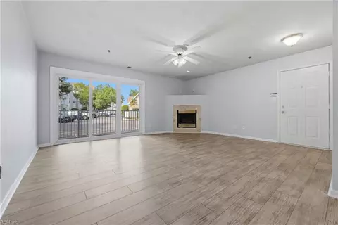 Living - 2204 Lesner Cres #101, Virginia Beach, VA 23451 photo 2 of 7