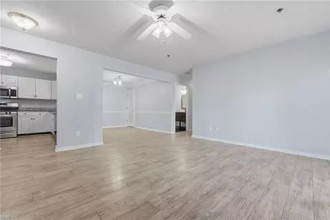 Living - 2204 Lesner Cres #101, Virginia Beach, VA 23451 photo 5 of 7