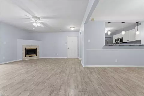 Living - 2204 Lesner Cres #101, Virginia Beach, VA 23451 photo 4 of 7