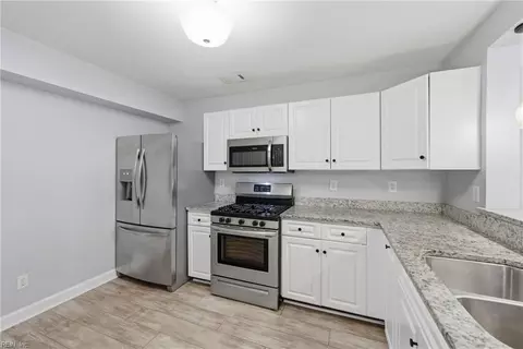 Kitchen - 2204 Lesner Cres #101, Virginia Beach, VA 23451 photo 2 of 4