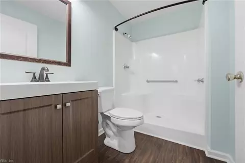 Bath - 2204 Lesner Cres #101, Virginia Beach, VA 23451 photo 2 of 2